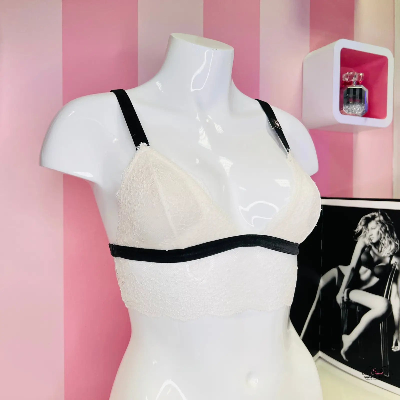 Arachnoid mannequin s luxusní podprsenkou Victoria’s Secret Braletka s krajkou a semišovým páskem před růžovou pruhovanou stěnou