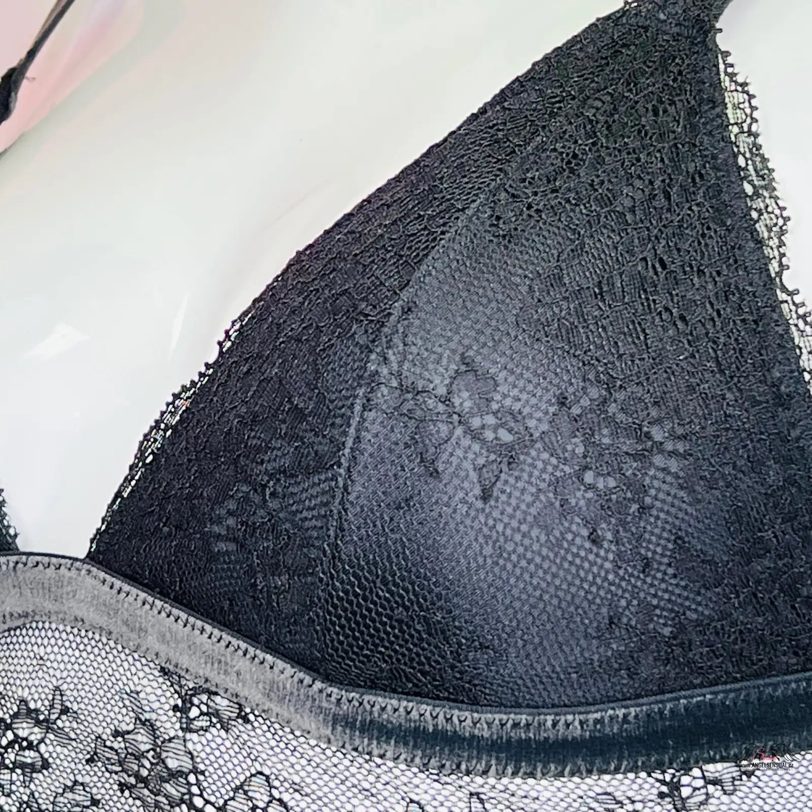Black bra with lace pattern from Victoria’s Secret Braletka s Krajkou, luxusní podprsenka