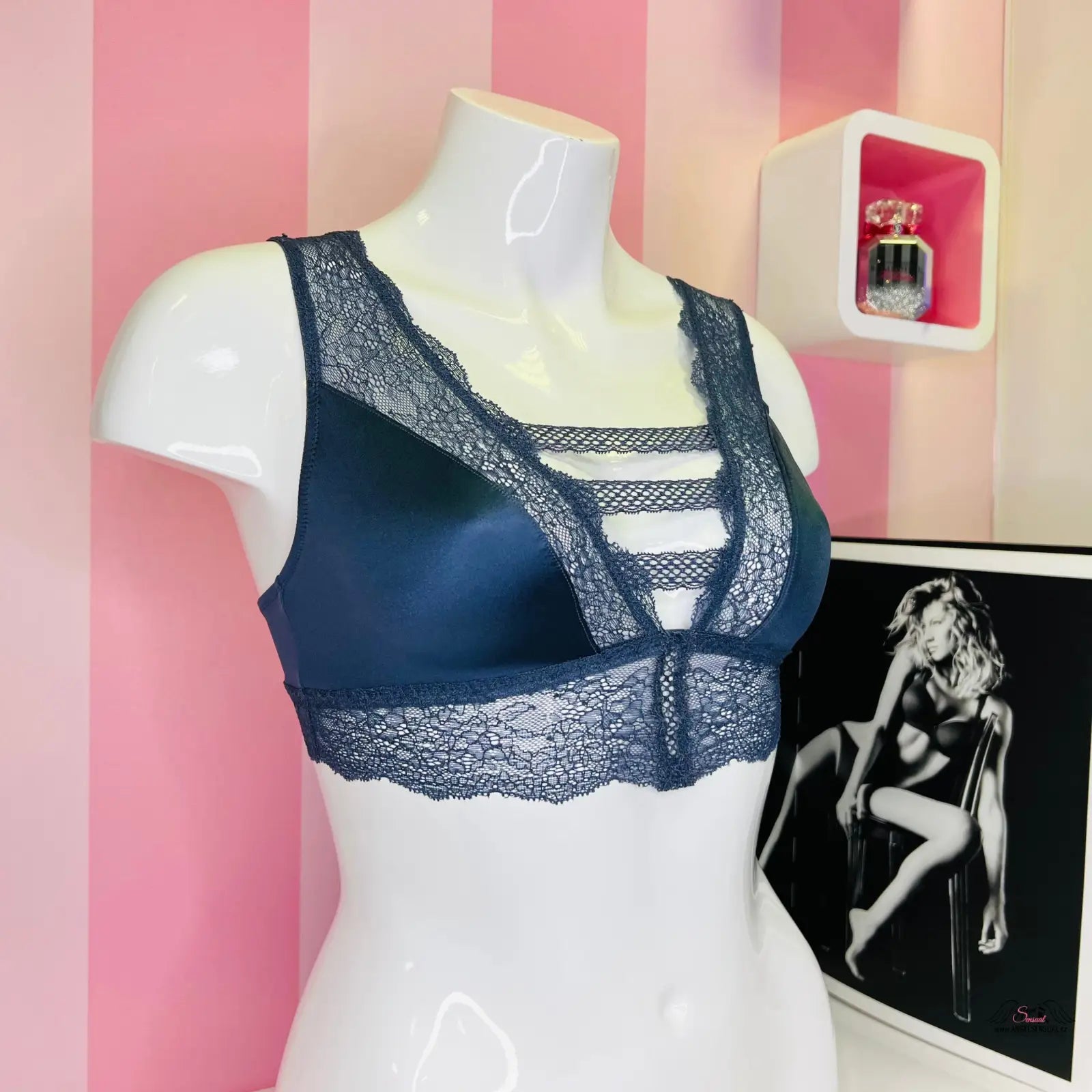 Arafed mannequin s modrým bra a černou nočním prádlem Victoria’s Secret Braletka s Krajkou, s nastavitelnými ramínky, ideální pro apparel & accessories