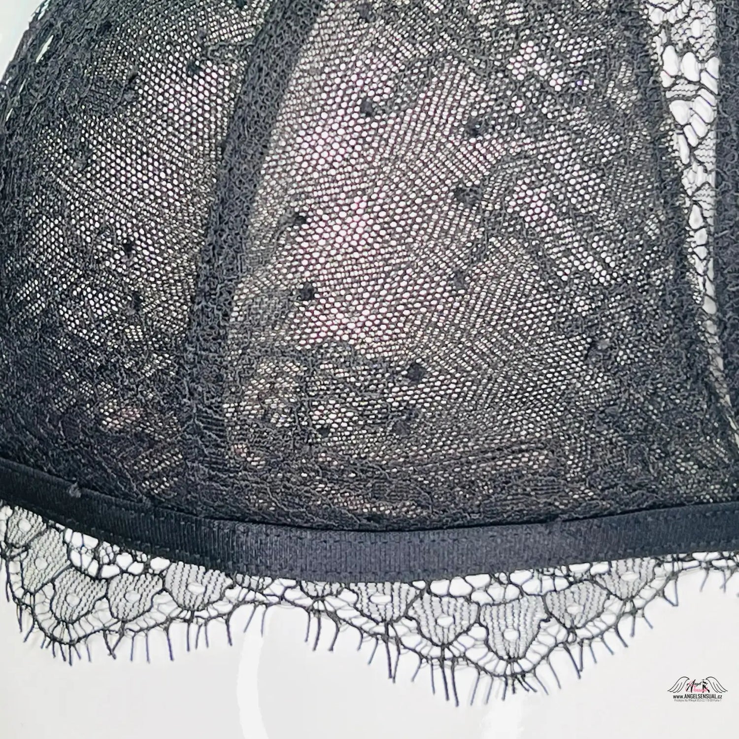 Černý klobouk s krajkou, Victoria’s Secret krajková braletka, elegantní styl