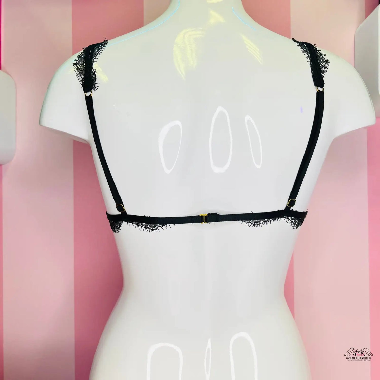 Detailní záběr na manekýn s nápisem u produktu Victoria’s Secret krajková braletka