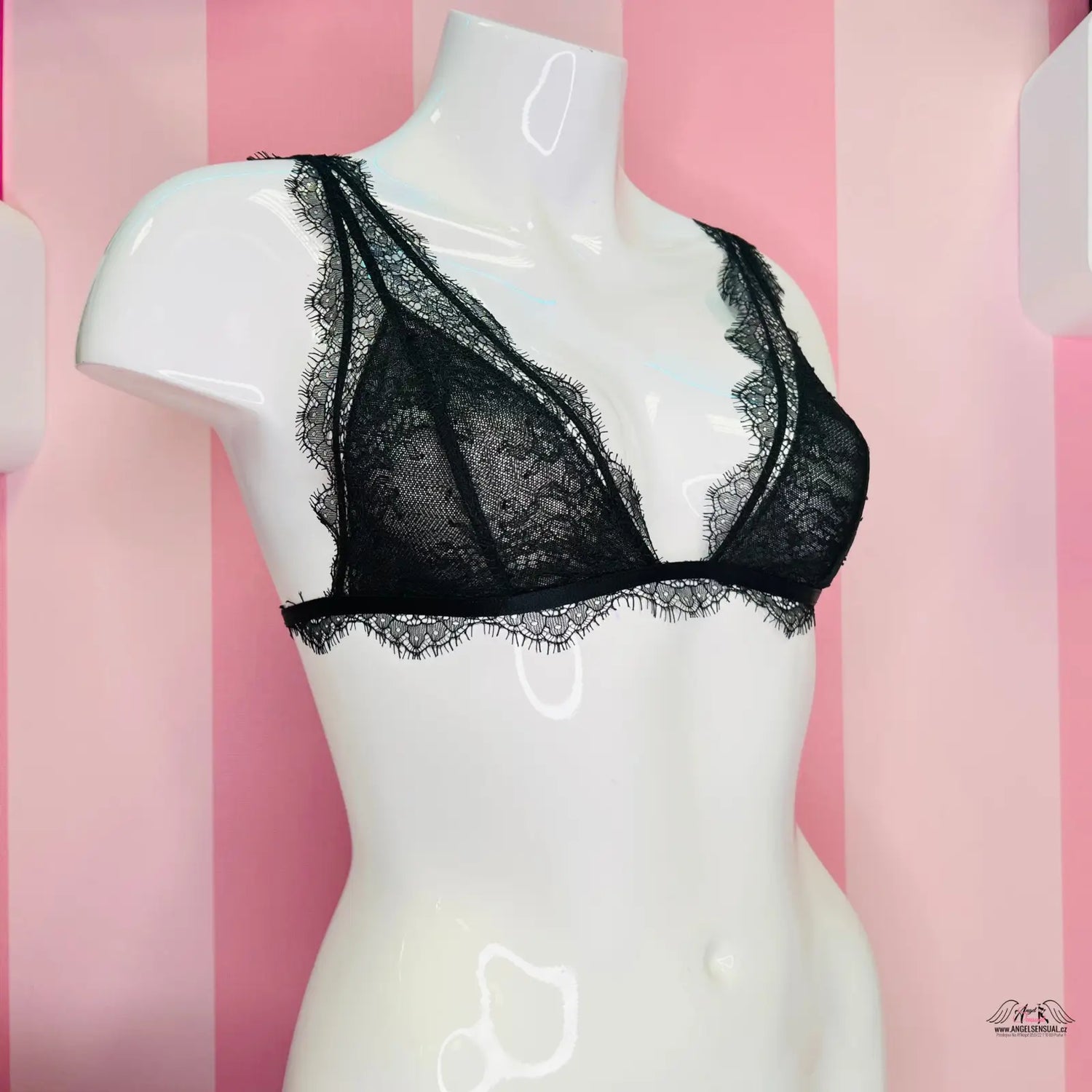 Detailní pohled na krajkovou braletku Victoria’s Secret na modelu