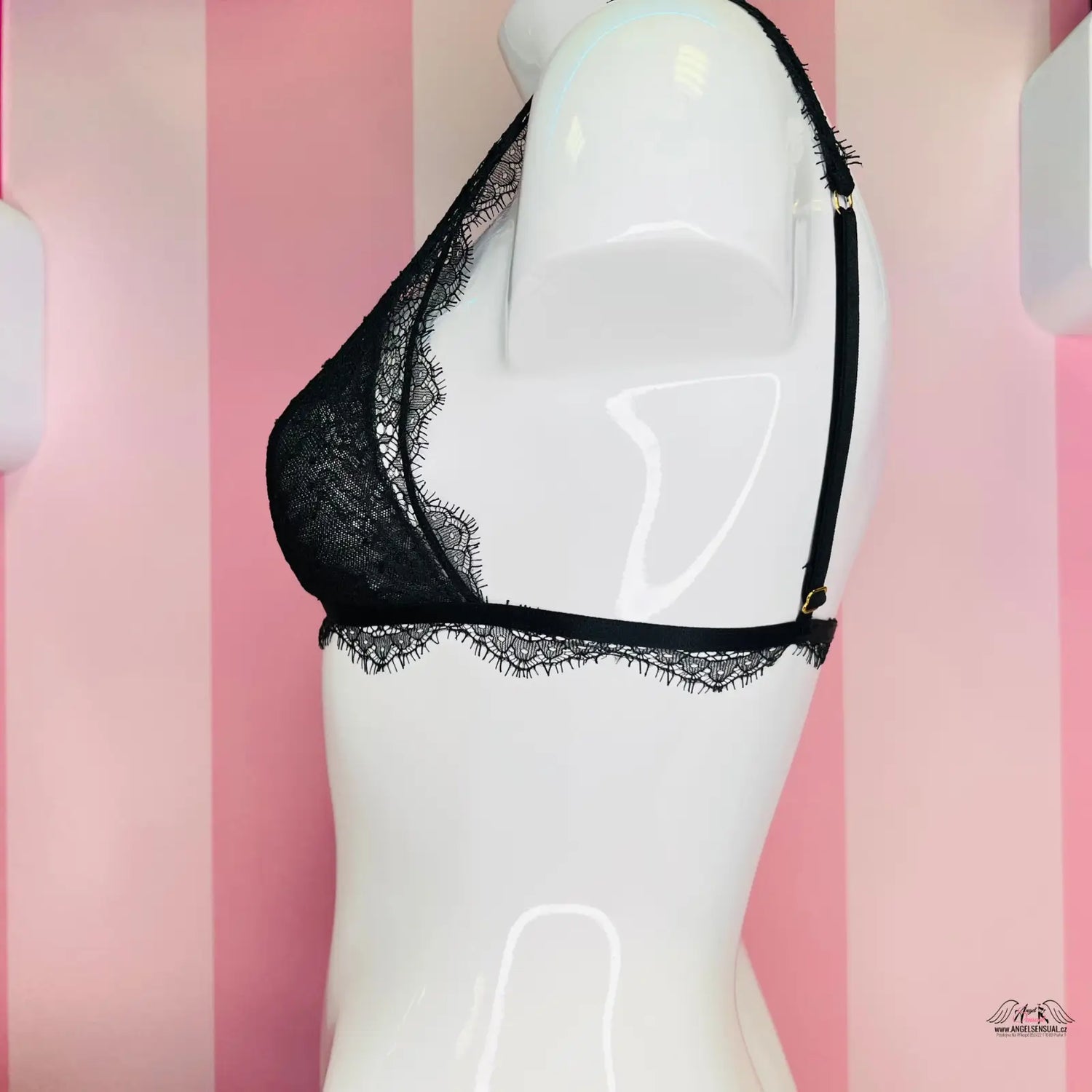 Manekýn s krajkovou braletkou Victoria’s Secret a černou podprsenkou