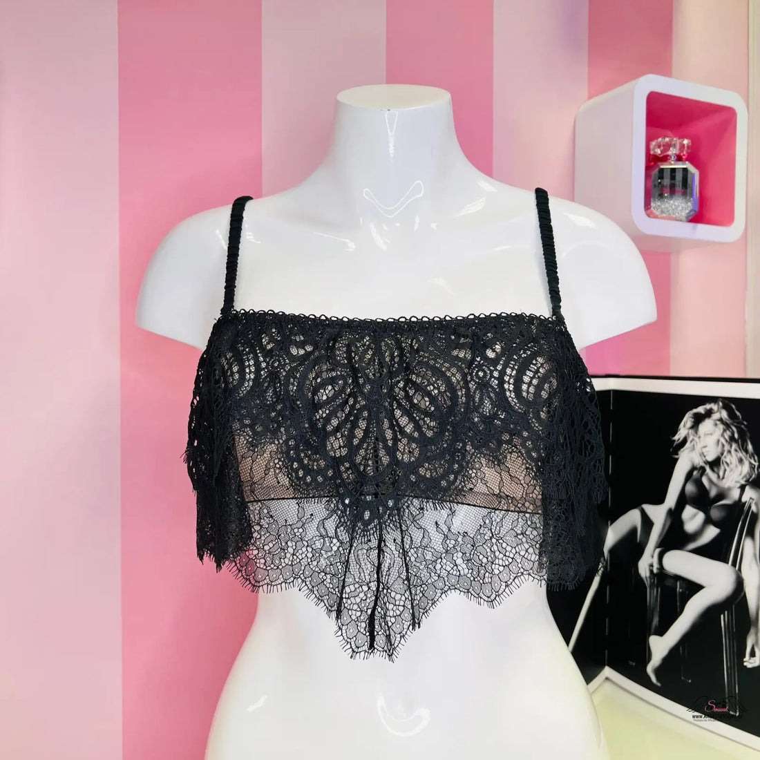 Stylová krajková braletka Victoria’s Secret na figuríně, elegantní a módní design