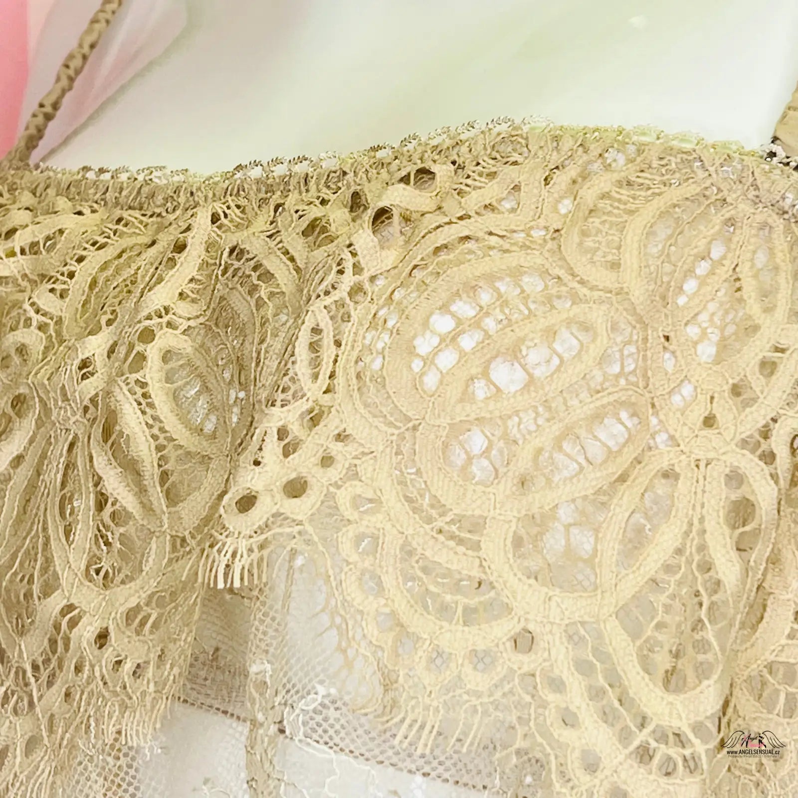Detailní záběr na krajkovou braletku s aplikací v produktu Victoria’s Secret stylová krajková braletka