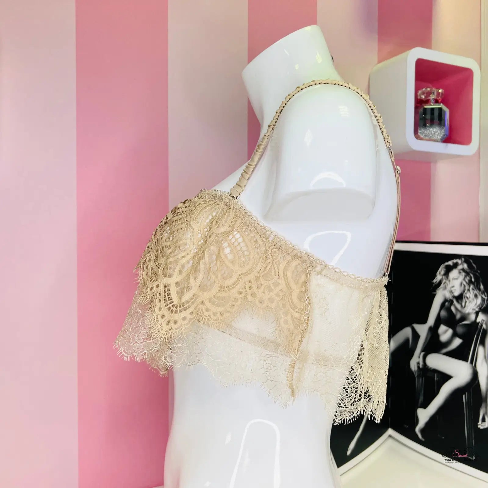 Manekýn s stylovou krajkovou braletkou s krajkovou aplikací na produktu Victoria’s Secret Braletka s Krajkovou Aplikací
