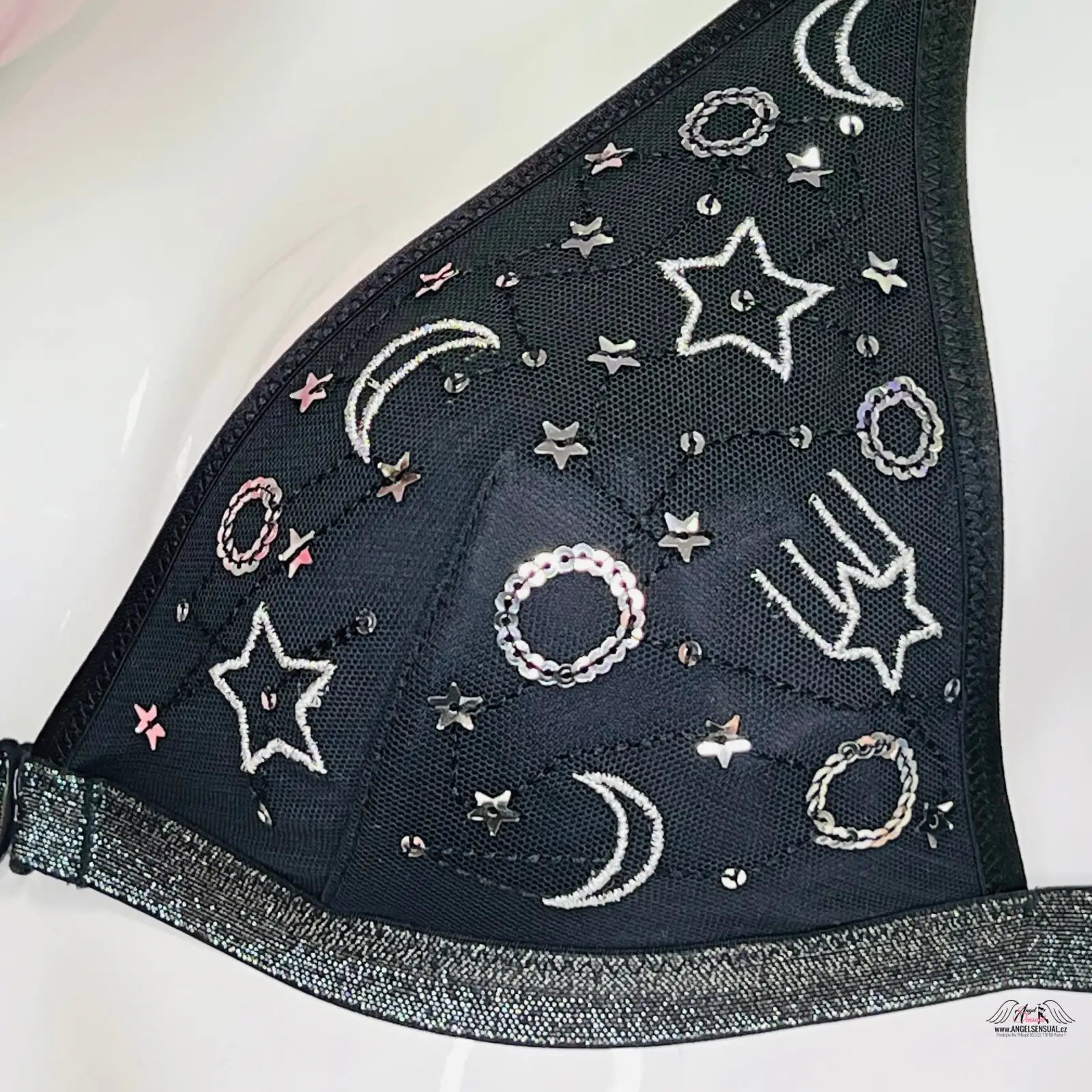 Obrázek Black witch hat s motivem měsíců a hvězd, součástí hvězdná braletka Victoria’s Secret