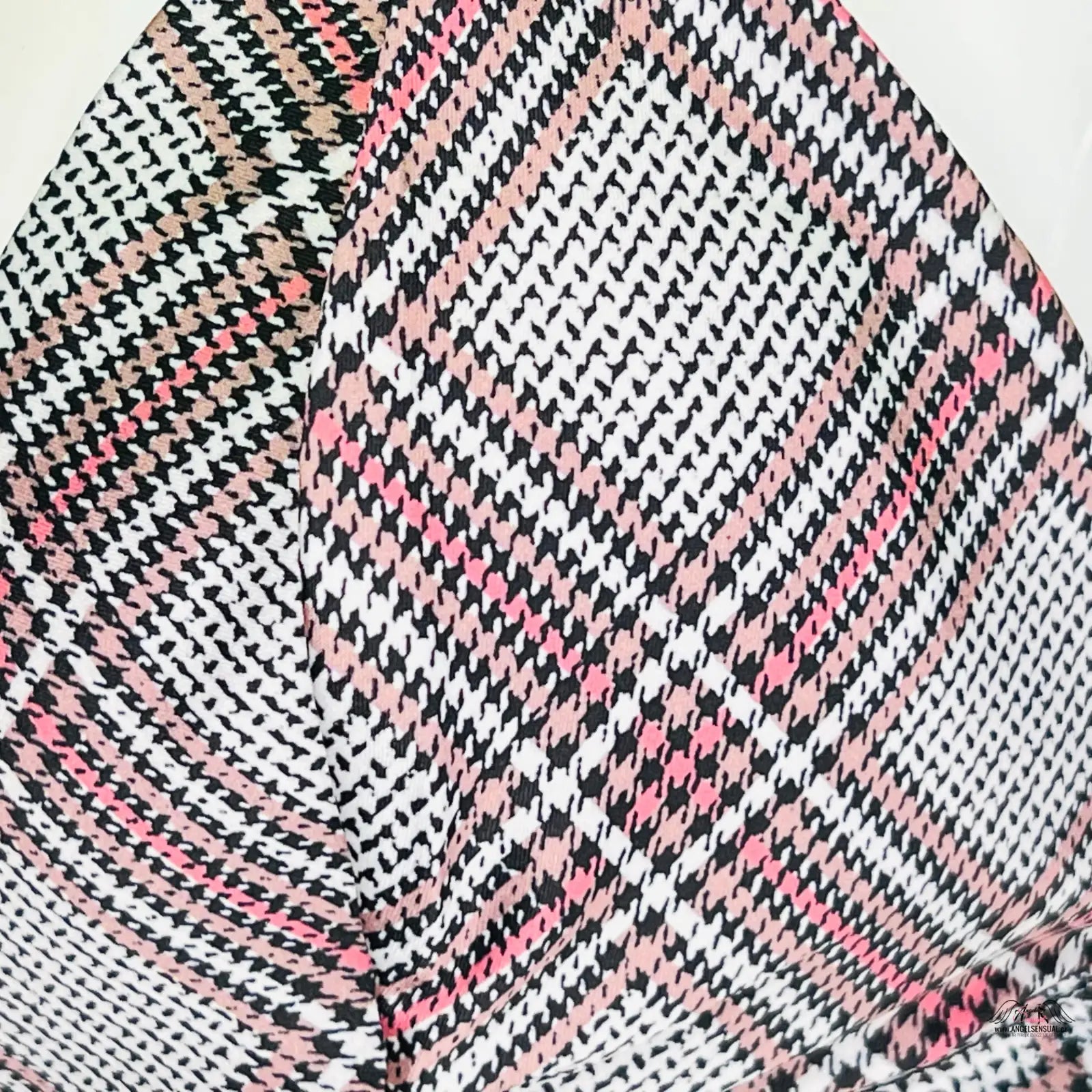 Pink a černá houndstooth látka na Victoria’s Secret Braletka s Něžným Vzorem, velice příjemného materiálu, s nastavitelnými ramínky pro maximální pohodlí
