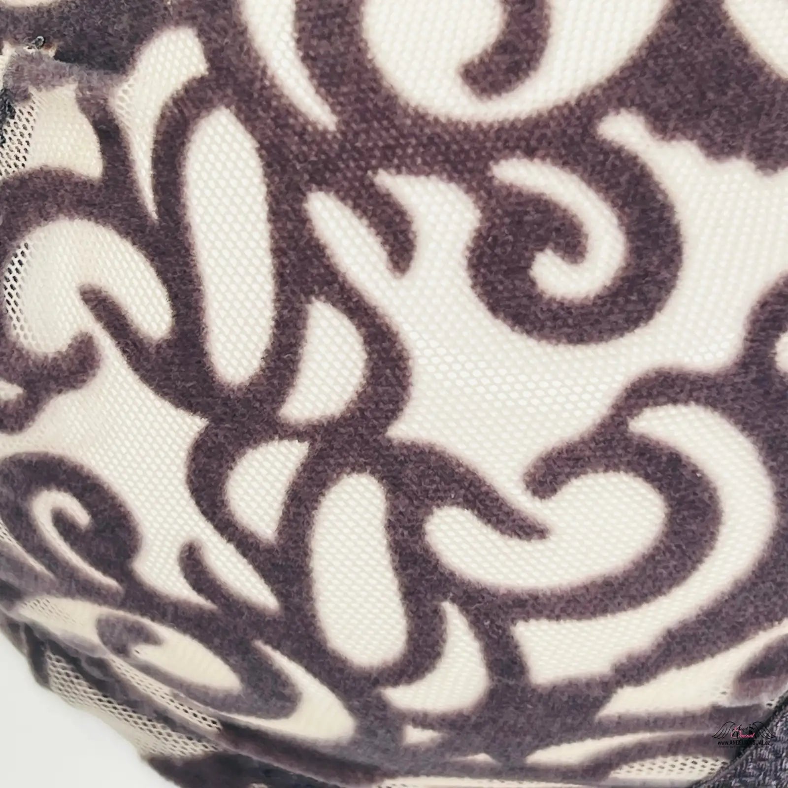 Detailní záběr na elastickou braletku Victoria’s Secret s ornamenty a síťkou, vhodná pro každodenní nošení