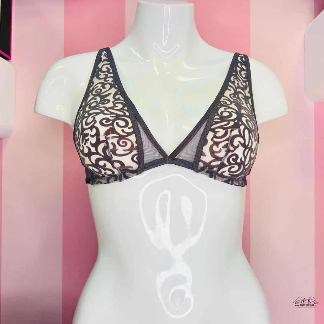 Manekýn s elastickou braletkou Victoria’s Secret s ornamenty a síťkou pro každodenní nošení