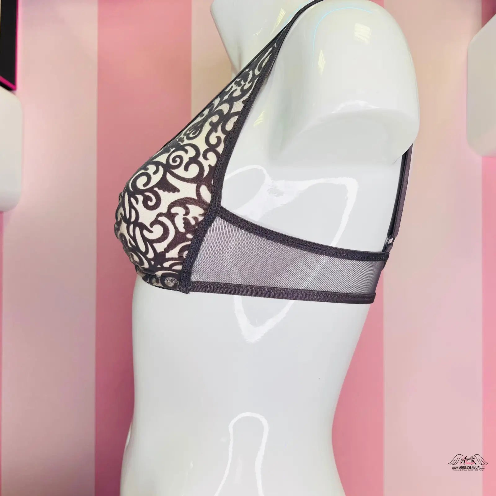 Manekýn s elastickou braletkou Victoria’s Secret s ornamenty a síťkou pro každodenní nošení
