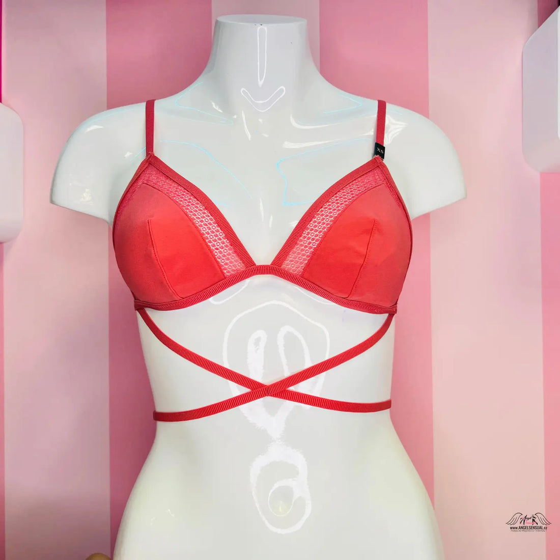 Manekýn s tělové barvy Victoria’s Secret elegantní secret bralette a teddy bear