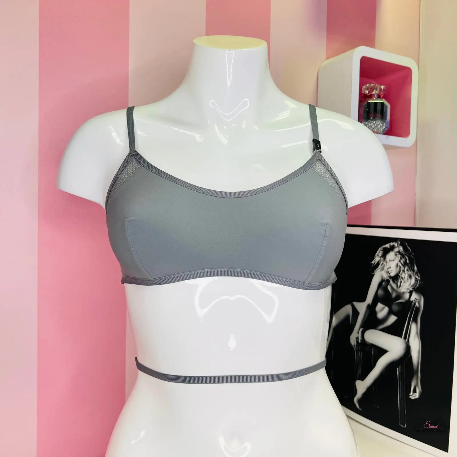 Šedé bralette s ozdobnými pásky na figuríně, ideální jako crisscross scoop bralette