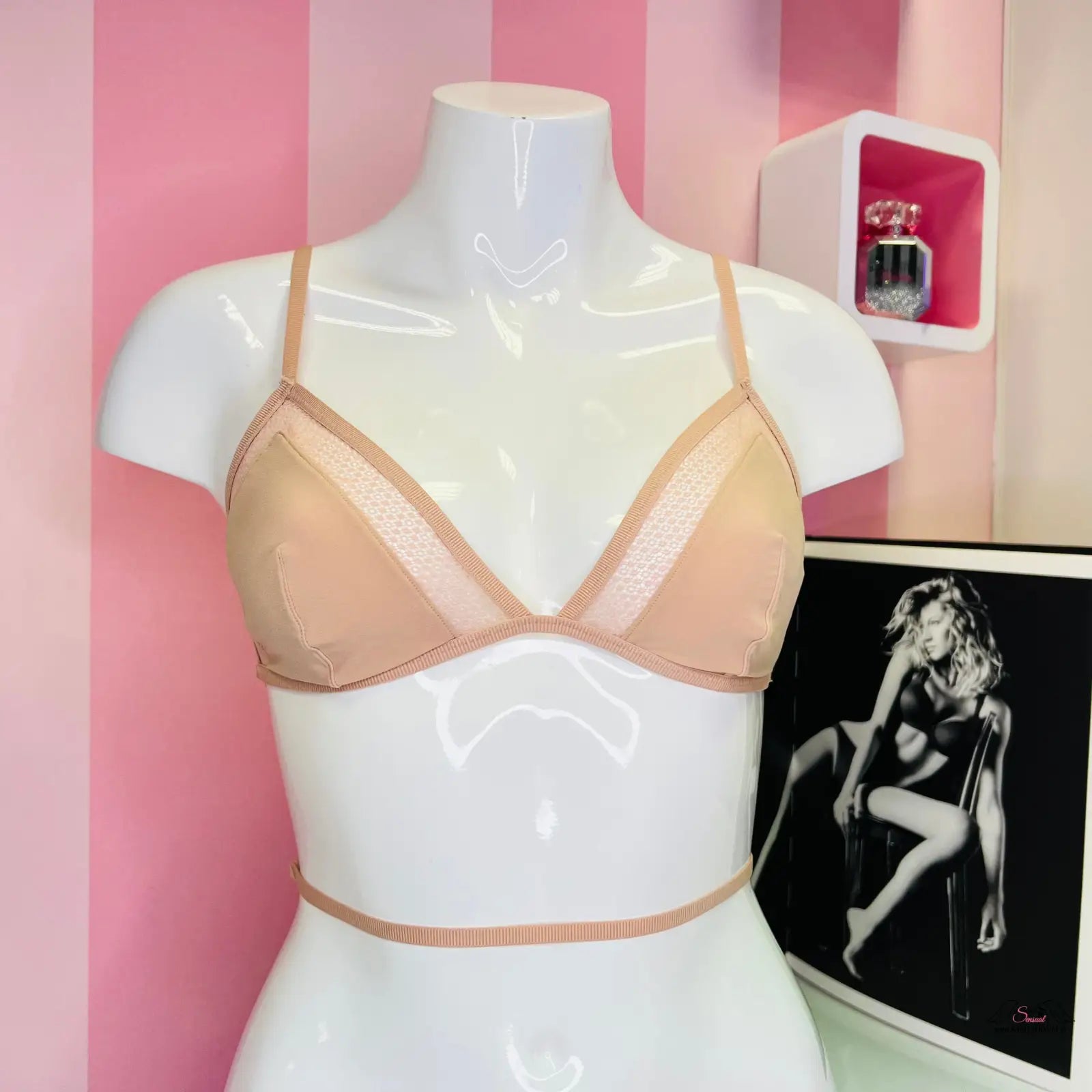Victoria’s Secret tělové barvy bralette s ozdobnými pásky na mannequin