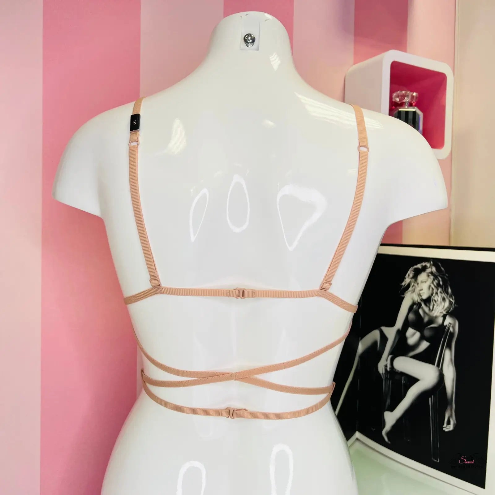 Victoria’s Secret bralette tělové barvy s ozdobnými pásky na modelu