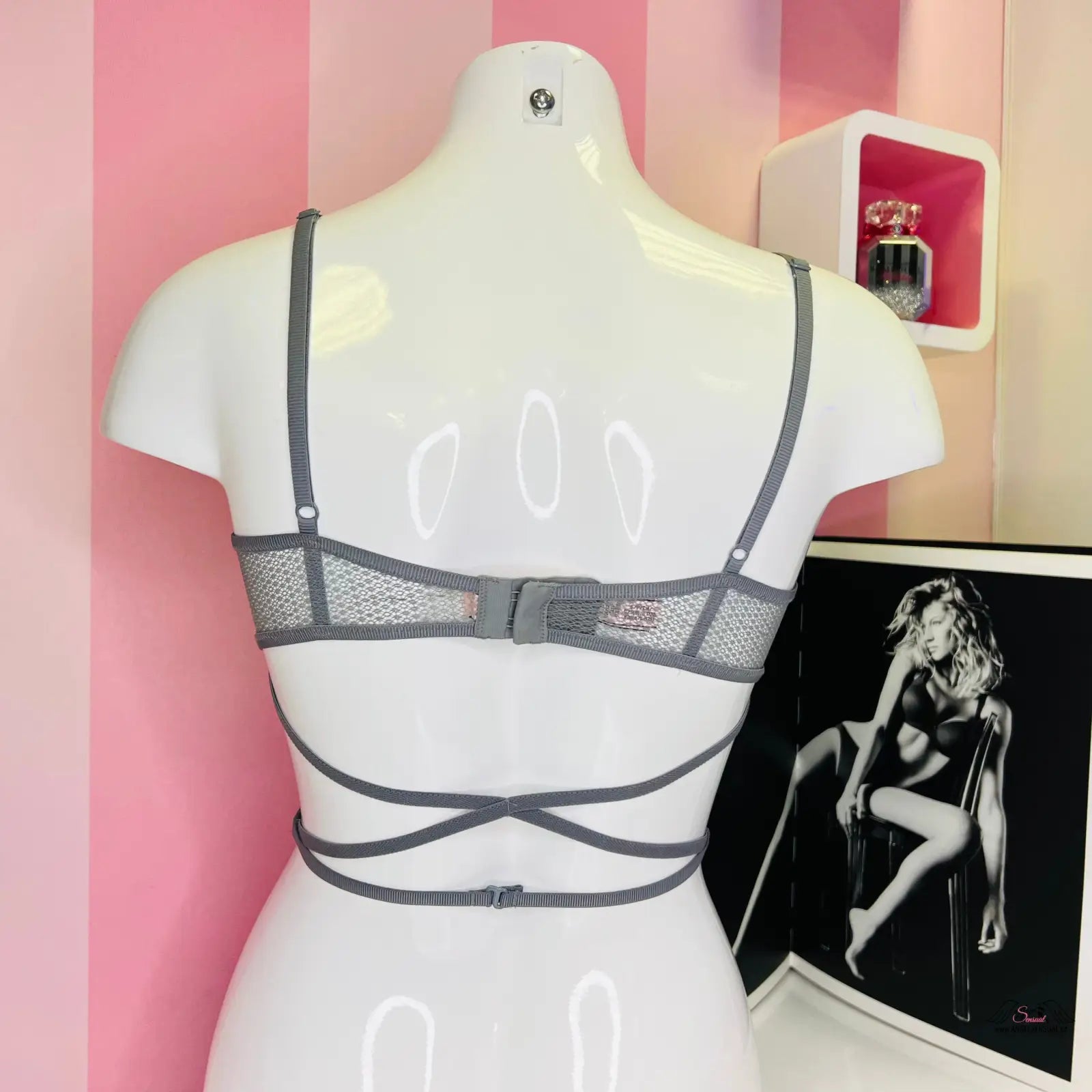 Šedá podšitá podprsenka s ozdobnými pásky na figuríně, ideální jako crisscross scoop bralette