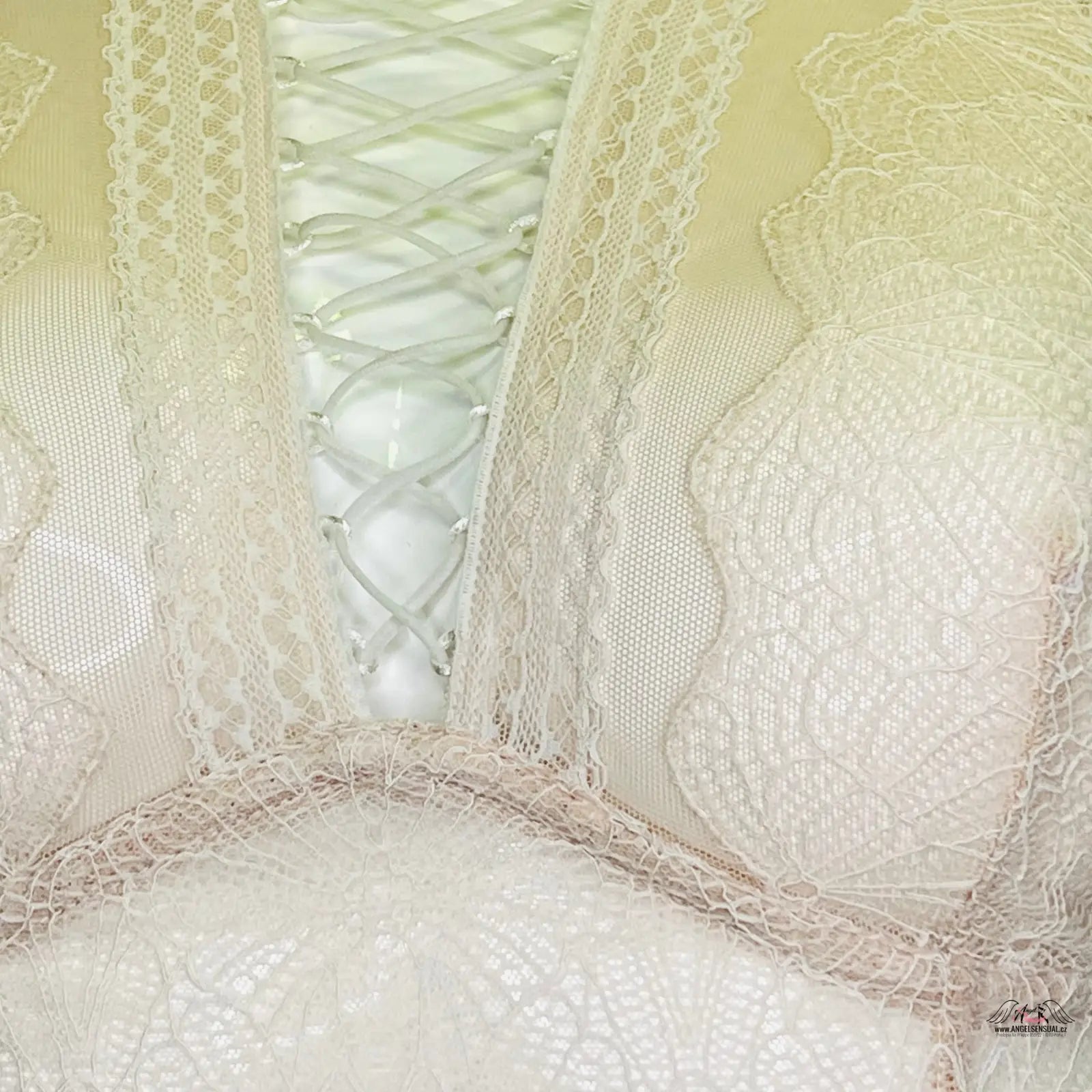 Bílá podprsenka Victoria’s Secret s krajkovým vyšíváním a překříženými ramínky