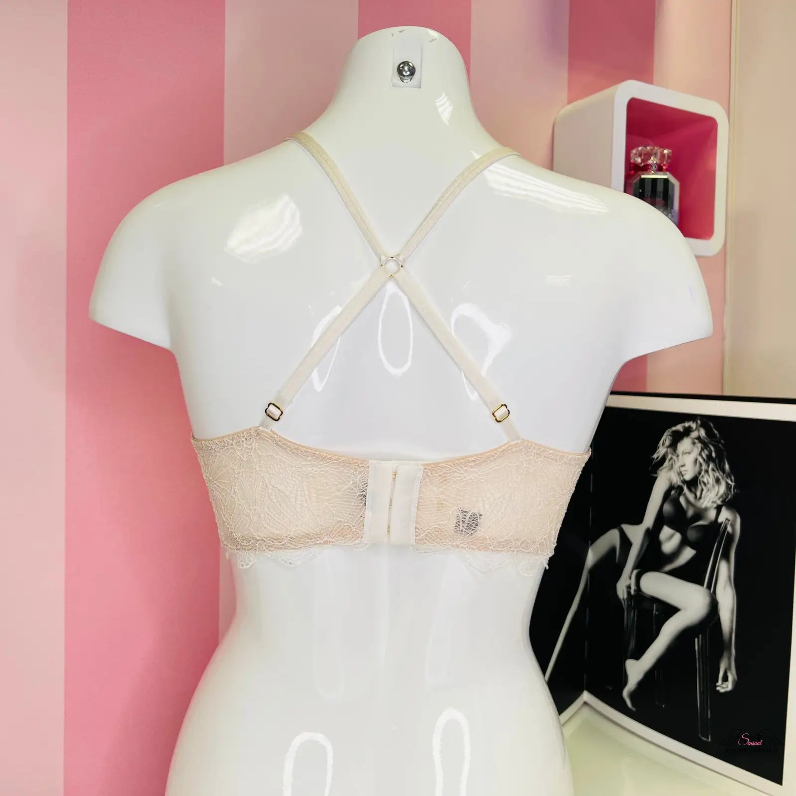 Detailní pohled na mannequin s Victoria’s Secret Braletka s Vyšívanou Krajkou