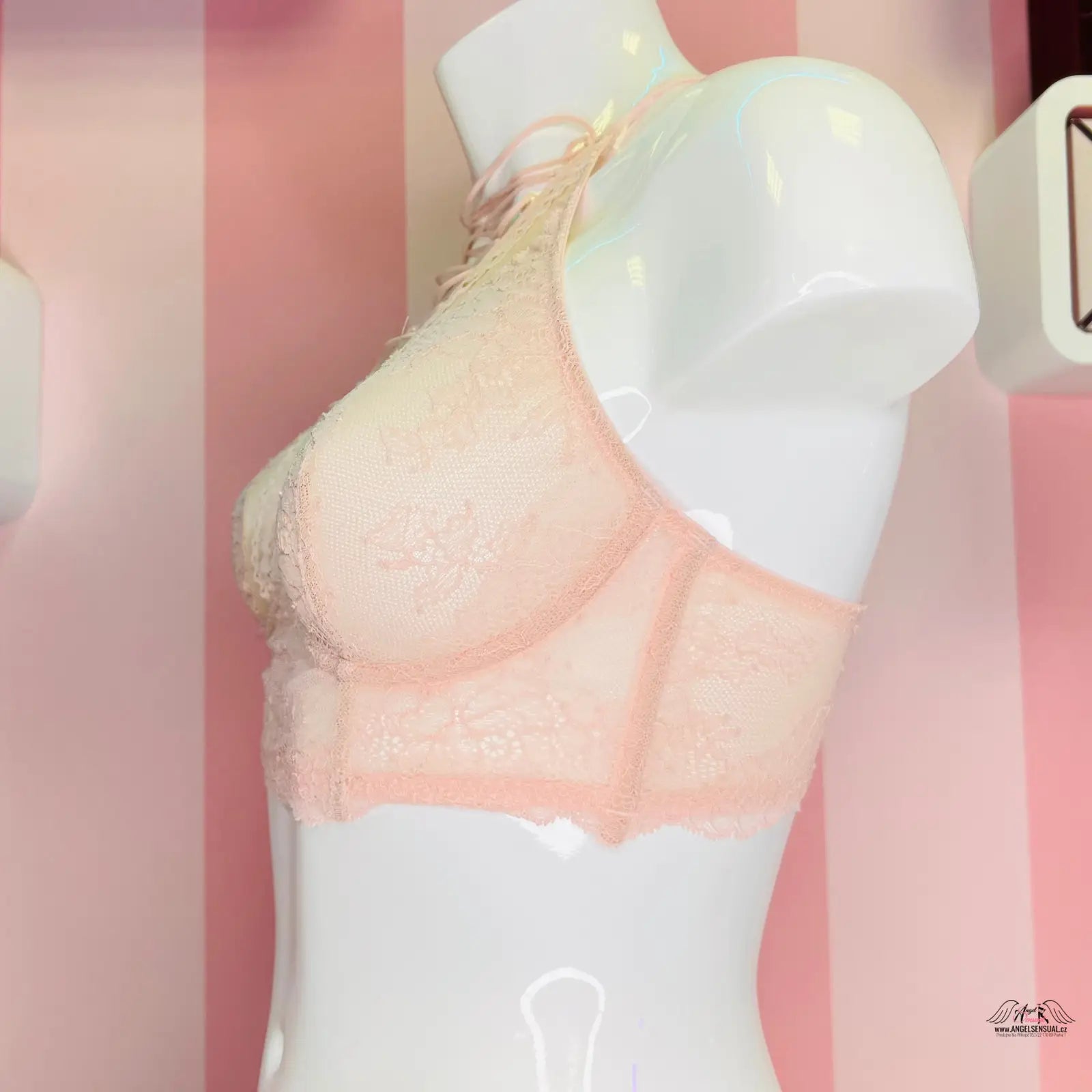 Manekýn s podprsenkou Victoria’s Secret s vyšívanou krajkou a překříženými ramínky
