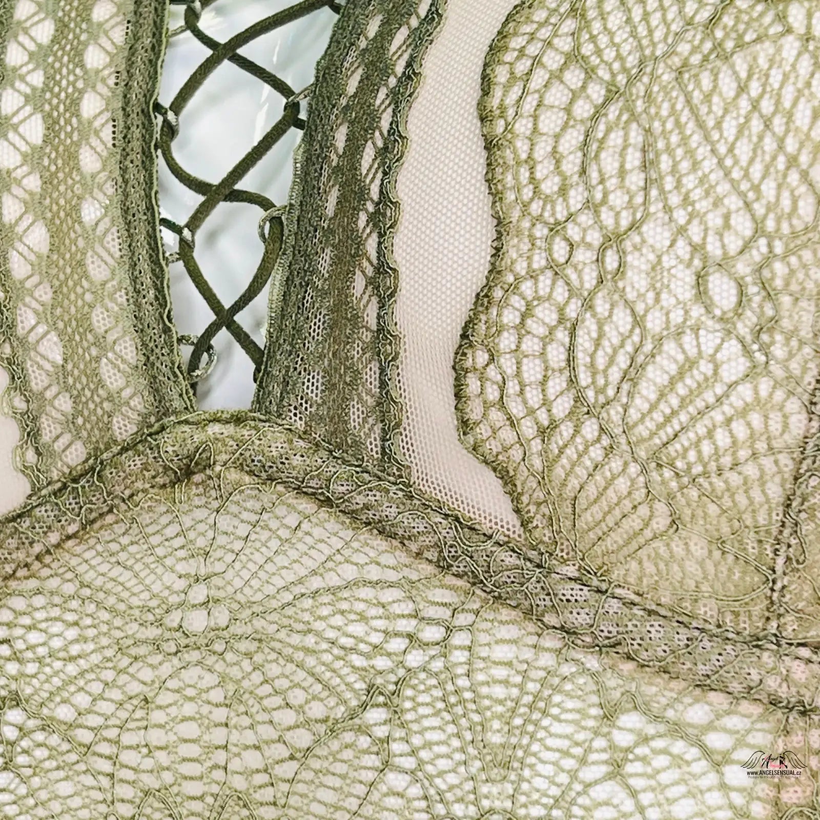 Detailní pohled na dámskou podprsenku Victoria’s Secret s vyšívanou krajkou a překříženými ramínky