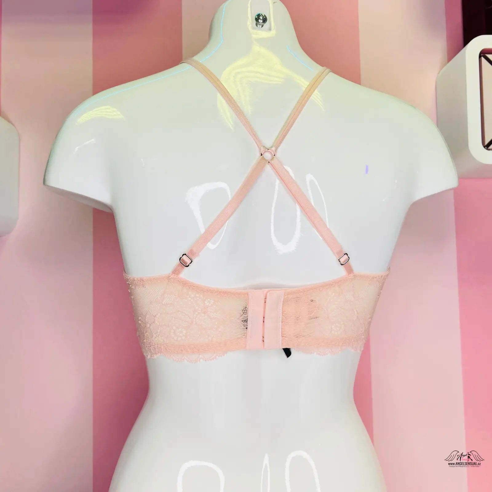 Manekýn s podprsenkou Victoria’s Secret s vyšívanou krajkou a růžovou stuhou