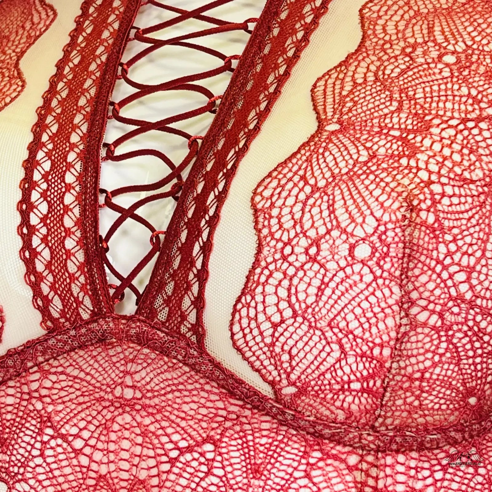 Detailní záběr červené podprsenky Victoria’s Secret s vyšívanou krajkou a překříženými ramínky