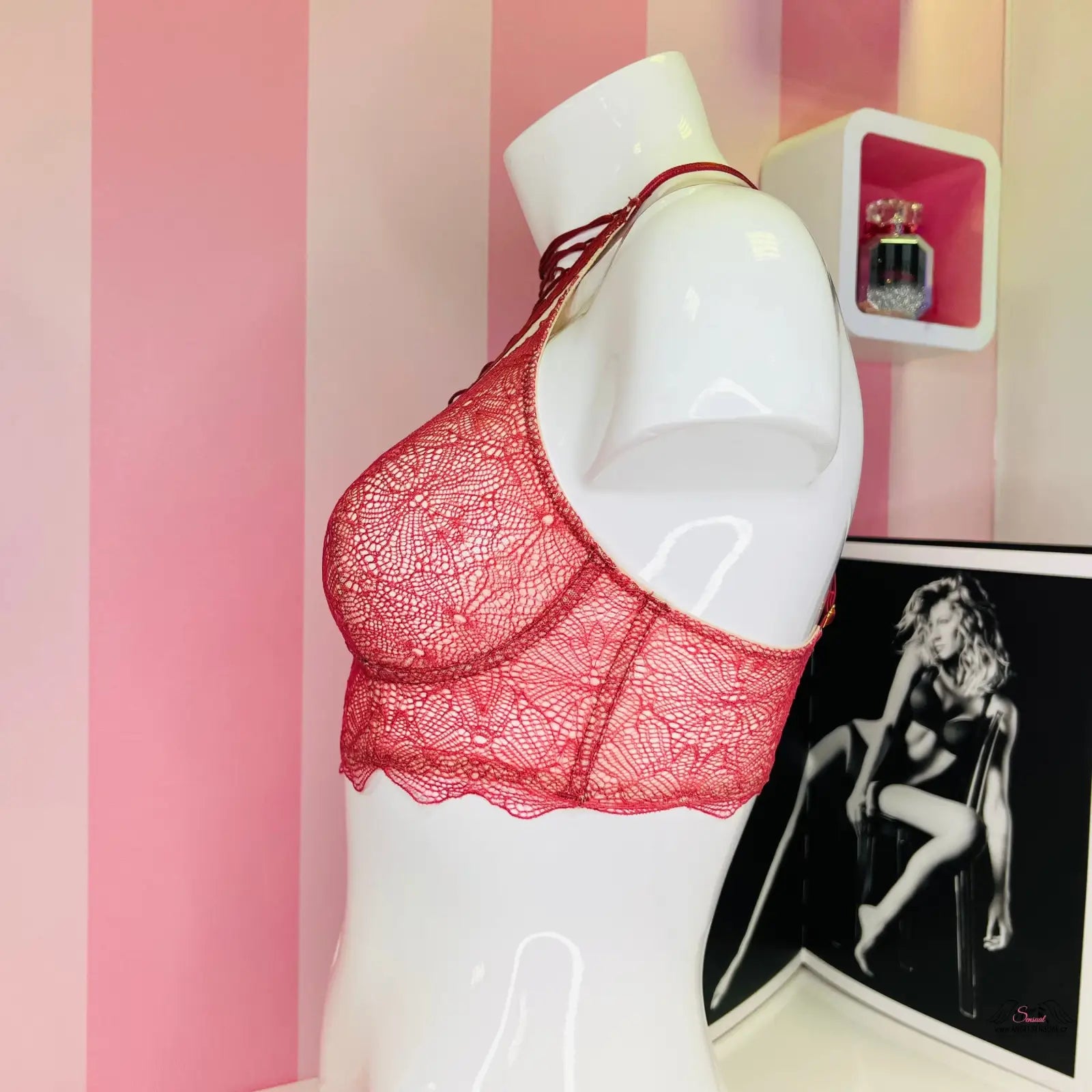 Bílá podprsenka Victoria’s Secret s překříženými ramínky a vyšívanou krajkou