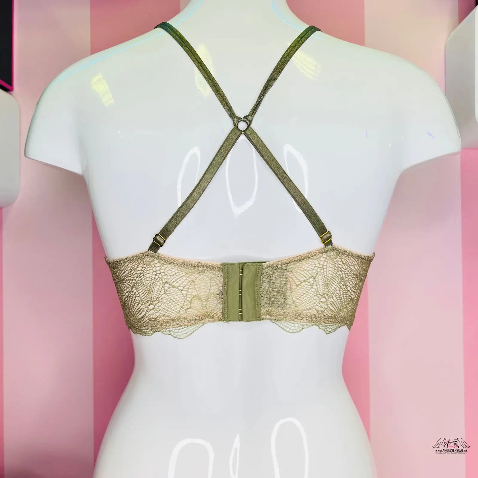 Mannequin s podprsenkou Victoria’s Secret a belt, překříženými ramínky, vyšívaná krajka