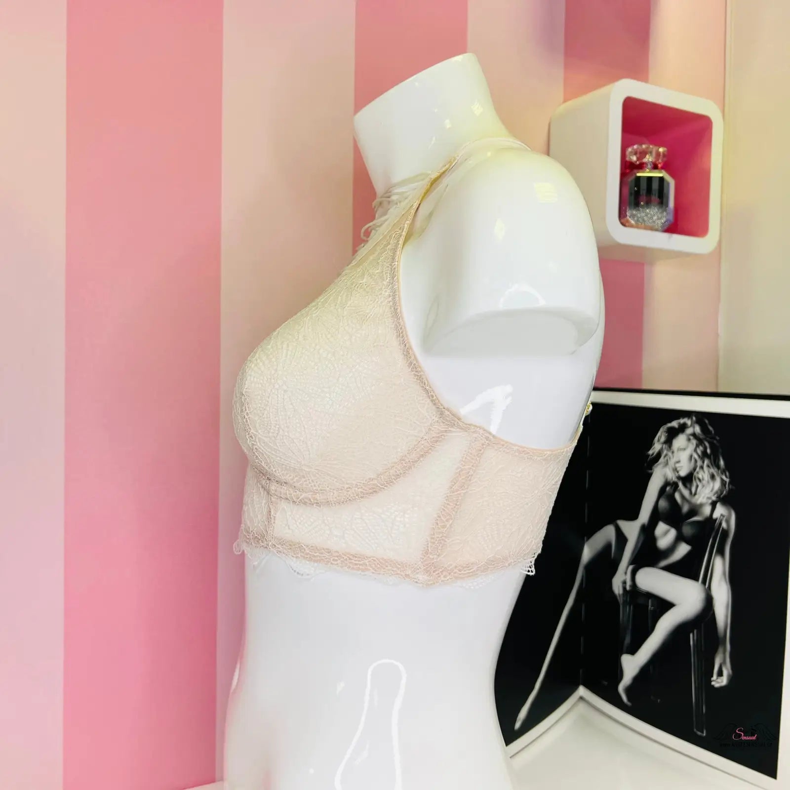 Obrázek podprsenky Victoria’s Secret s překříženými ramínky a vyšívanou krajkou