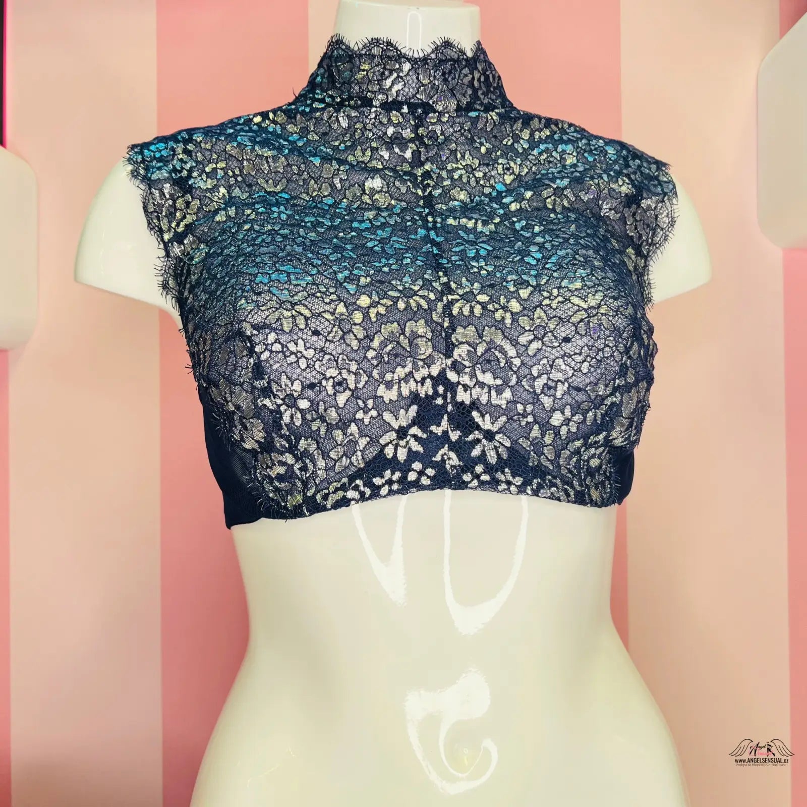 Blízky záběr na mannequin s modrým krajkovým topem Victoria’s Secret Braletka s Vyztužením, inspirovaný agent provocateur a kosticí agent