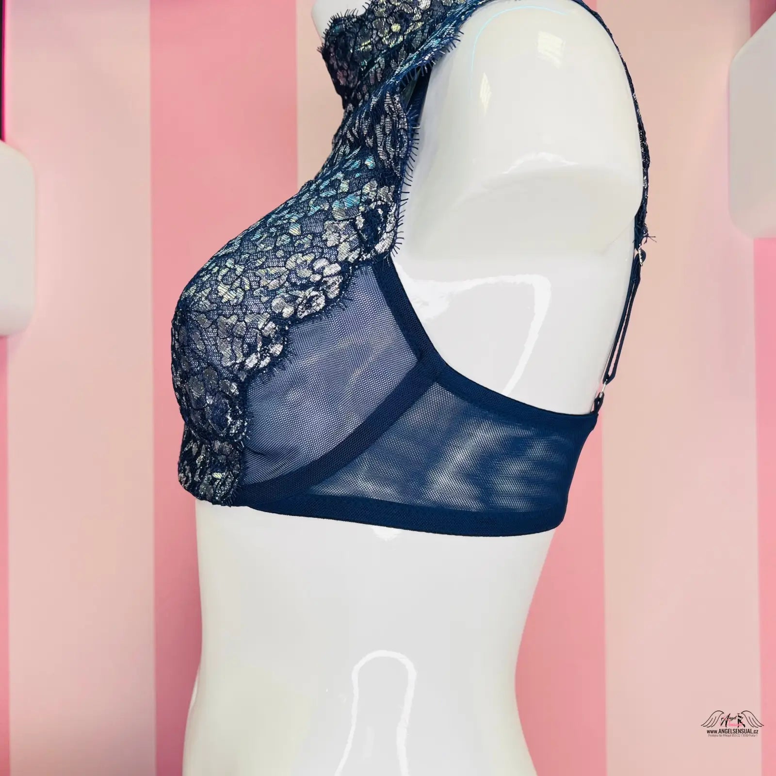 Manekýn s modrým topem a černou krajkou v produktu Victoria’s Secret Braletka s Vyztužením, kosticí agent provocateur