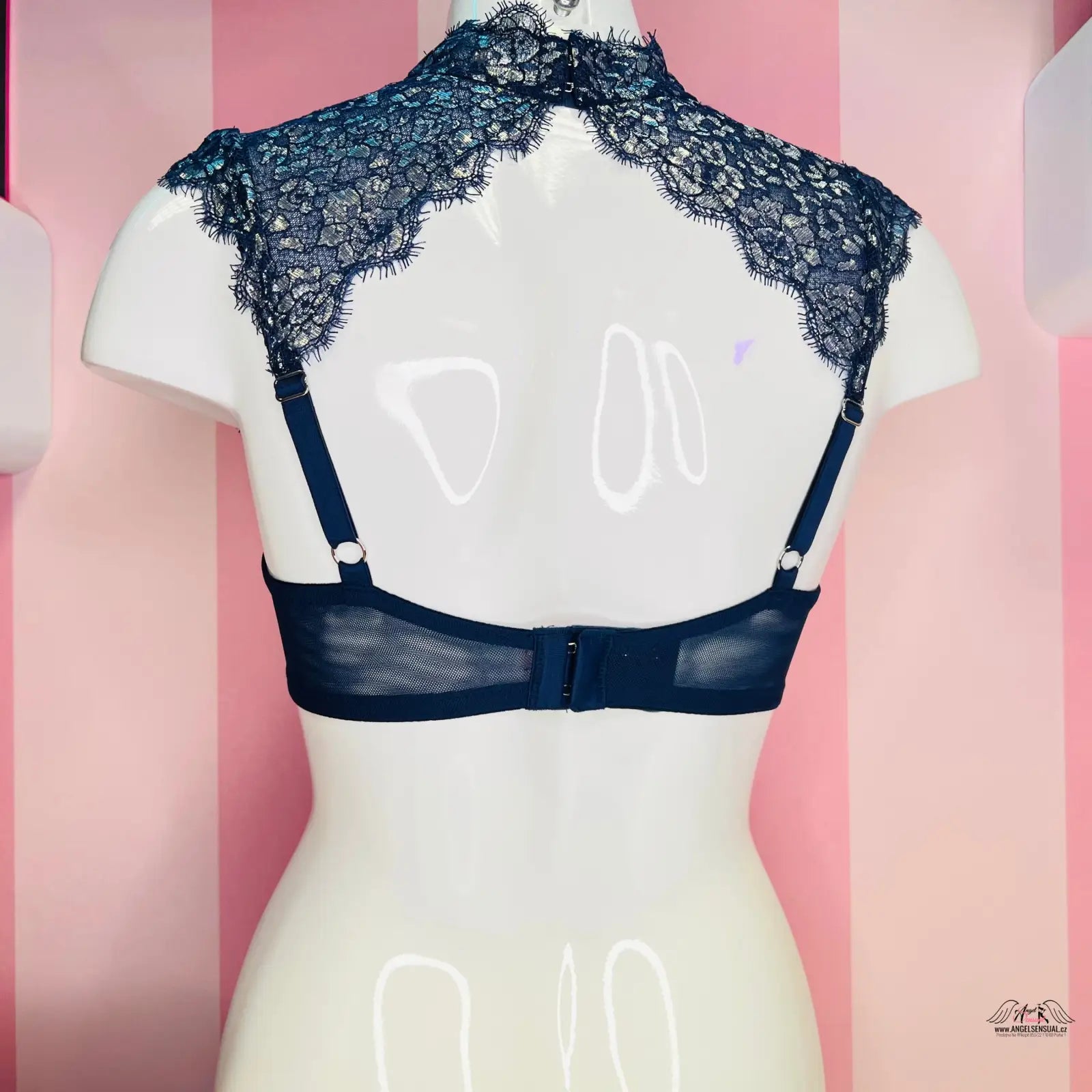 Manekýn s vyztuženou braletkou Victoria’s Secret a kosticí agent provocateur