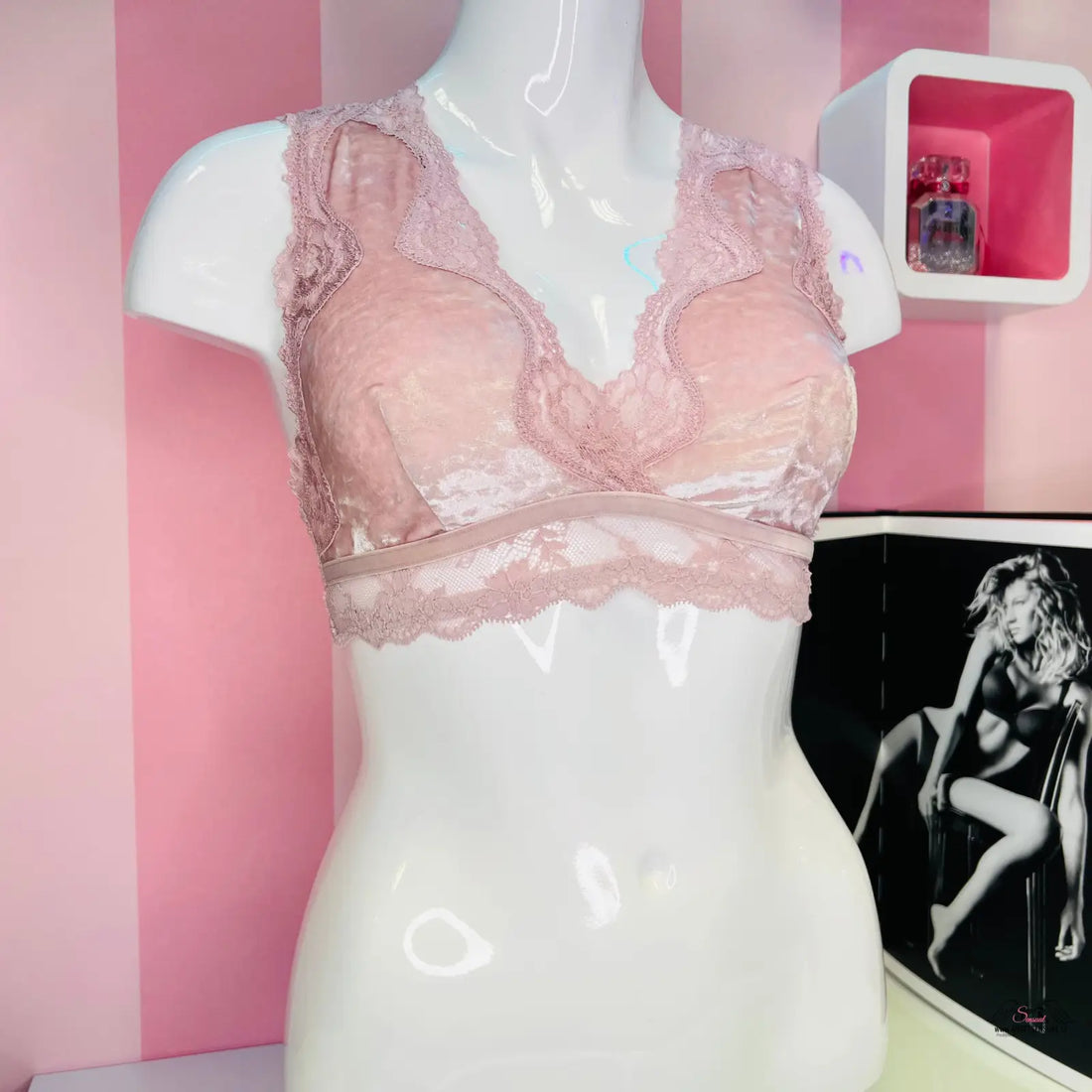 Pink lace sametová braletka Victoria’s Secret s krajkovými zády na figuríně