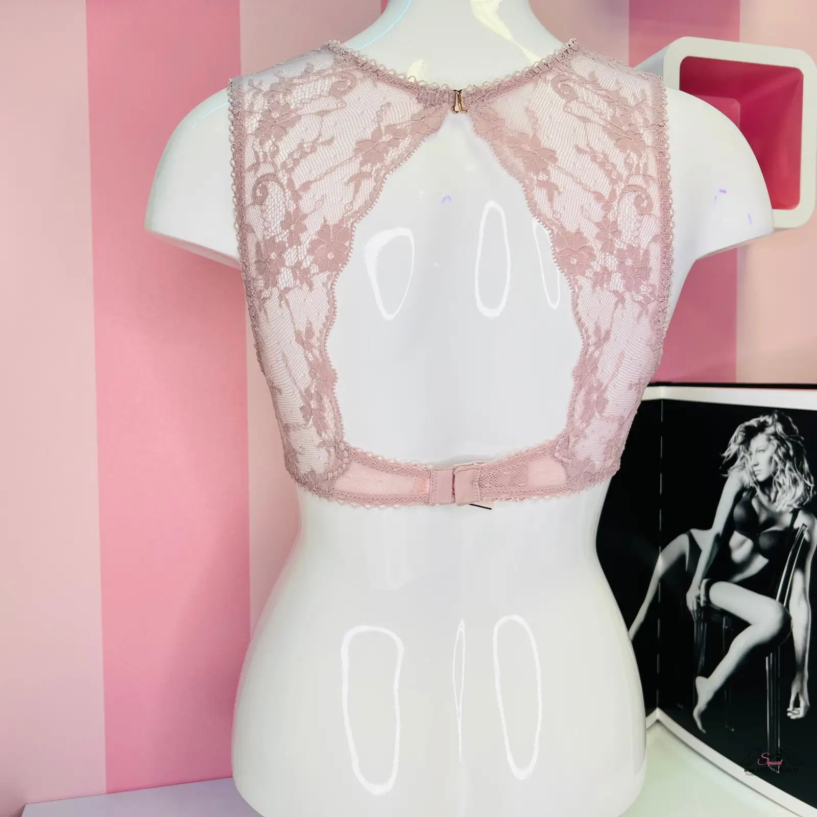 Pinková sametová braletka Victoria’s Secret s krajkovými zády na modelu