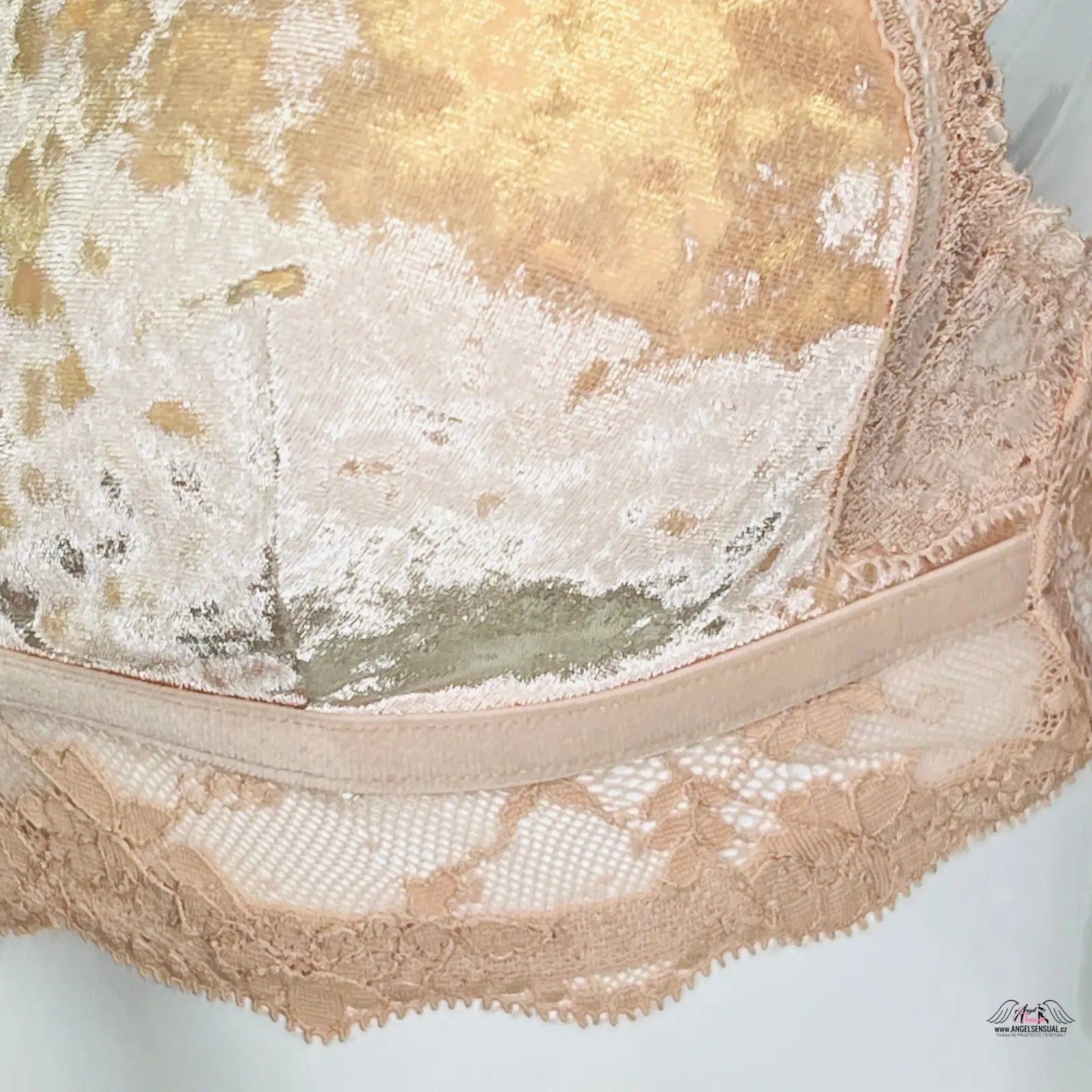 Lace-trimmed sametová braletka Victoria’s Secret s krajkovými zády a elegantním designem