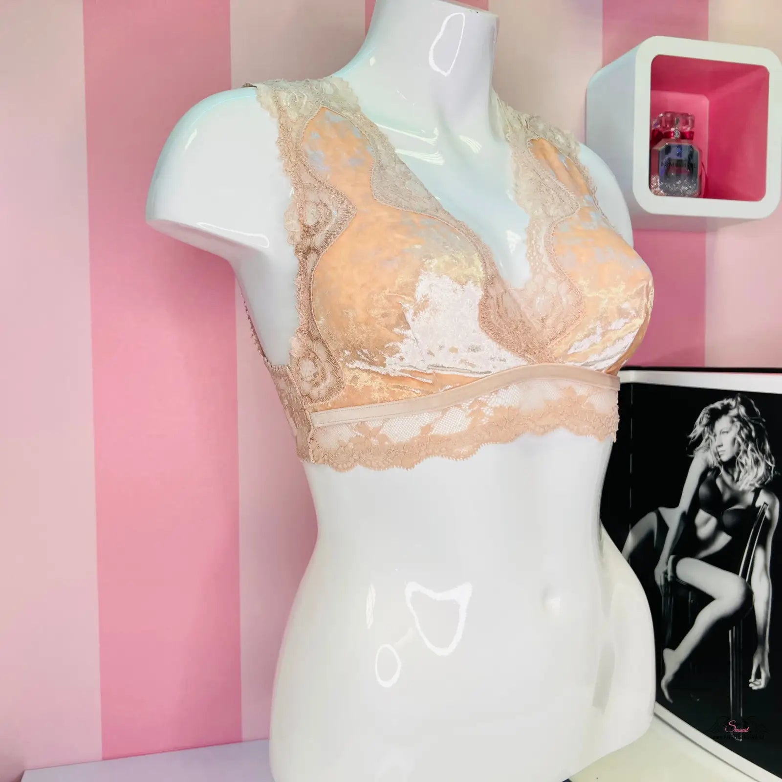 Lace-trimmed sametová braletka Victoria’s Secret s krajkovými zády na figuríně