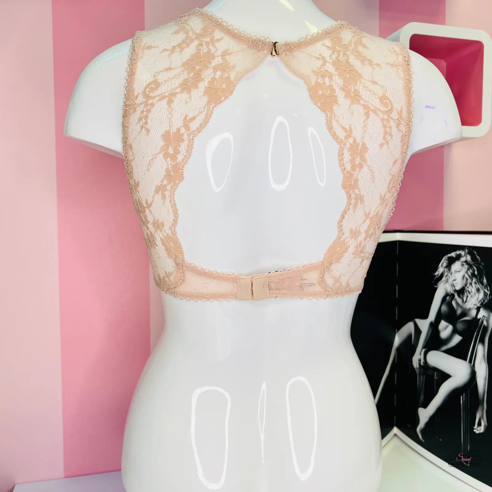 Lace-backed sametová braletka Victoria’s Secret s krajkovými zády na mannequinu