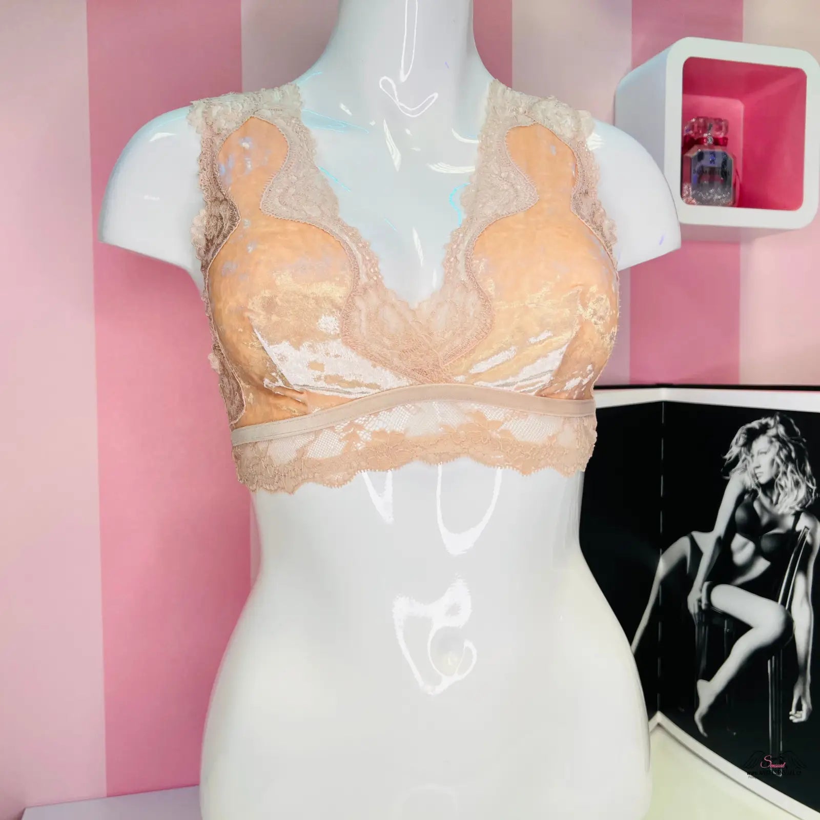Lace-trimmed sametová braletka Victoria’s Secret s krajkovými zády na mannequin
