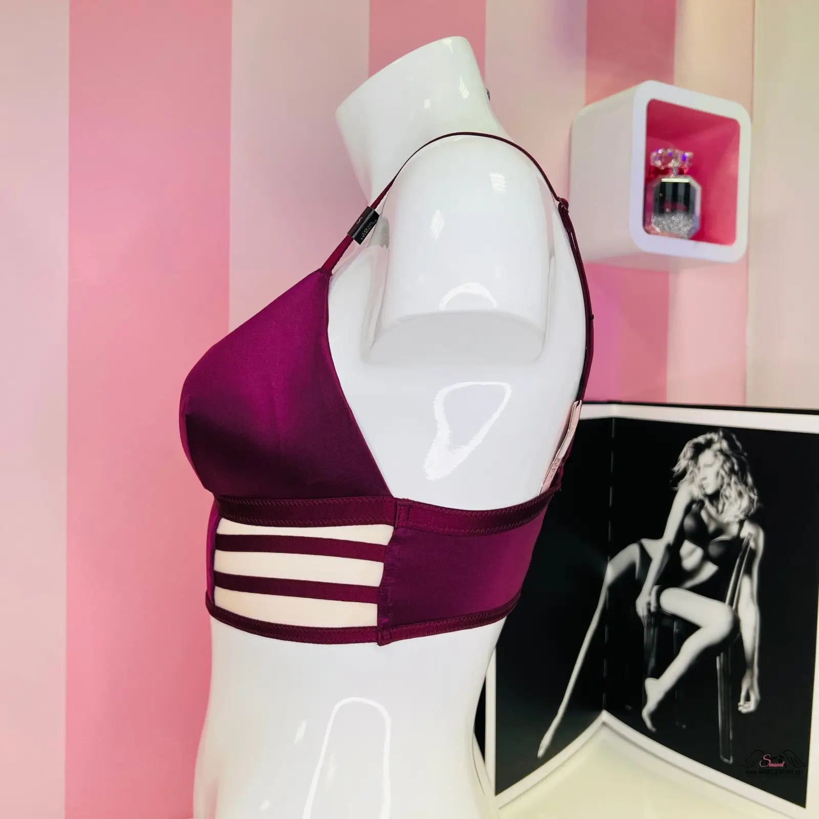 Fialová sportovní podprsenka s nastavitelnémi pásky na bílém modelu, ideální jako soft stretch bralette