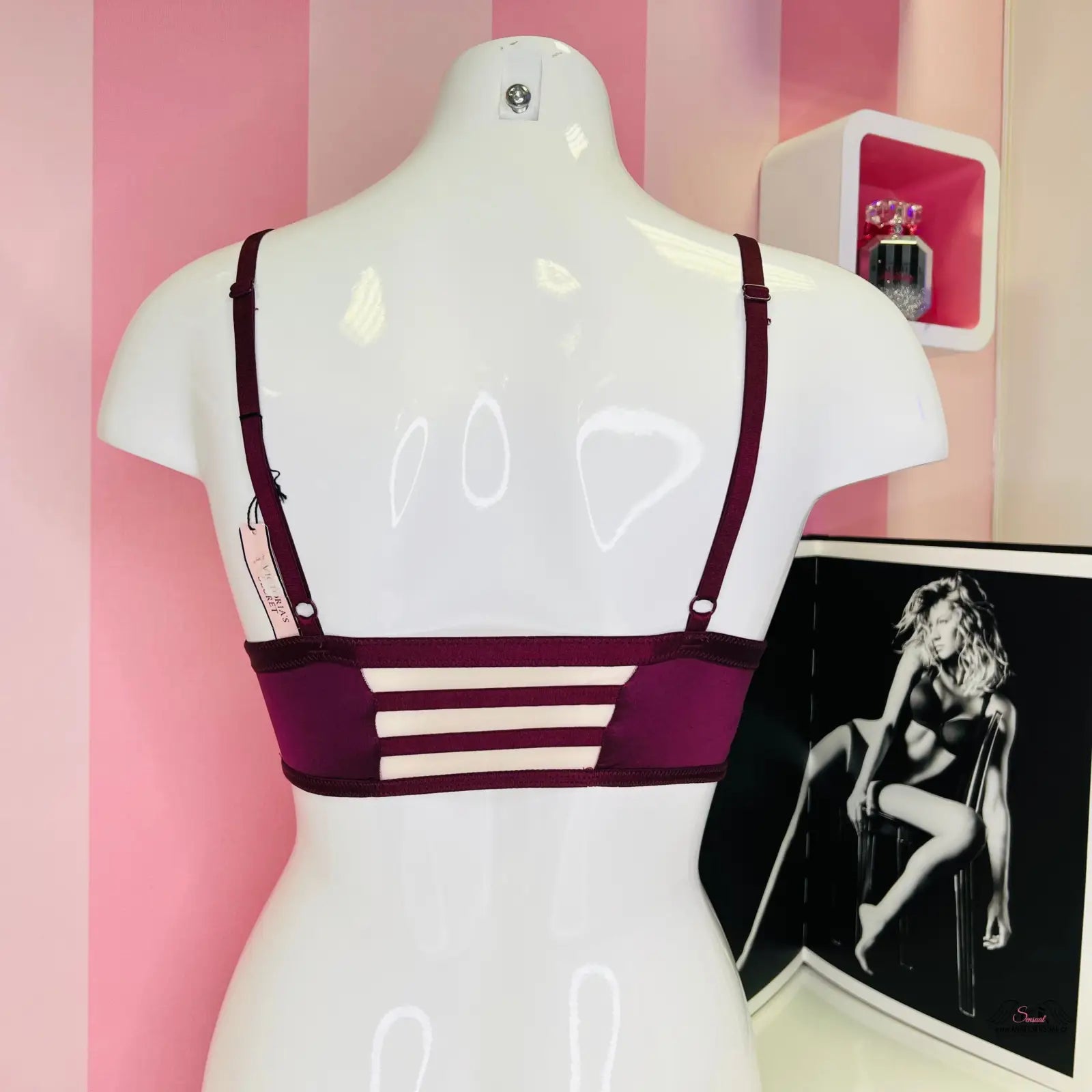 Fialová sportovní podprsenka s průstřiženým zadním designem na bílé figuríně, ideální jako měkká elastická stretch bralette