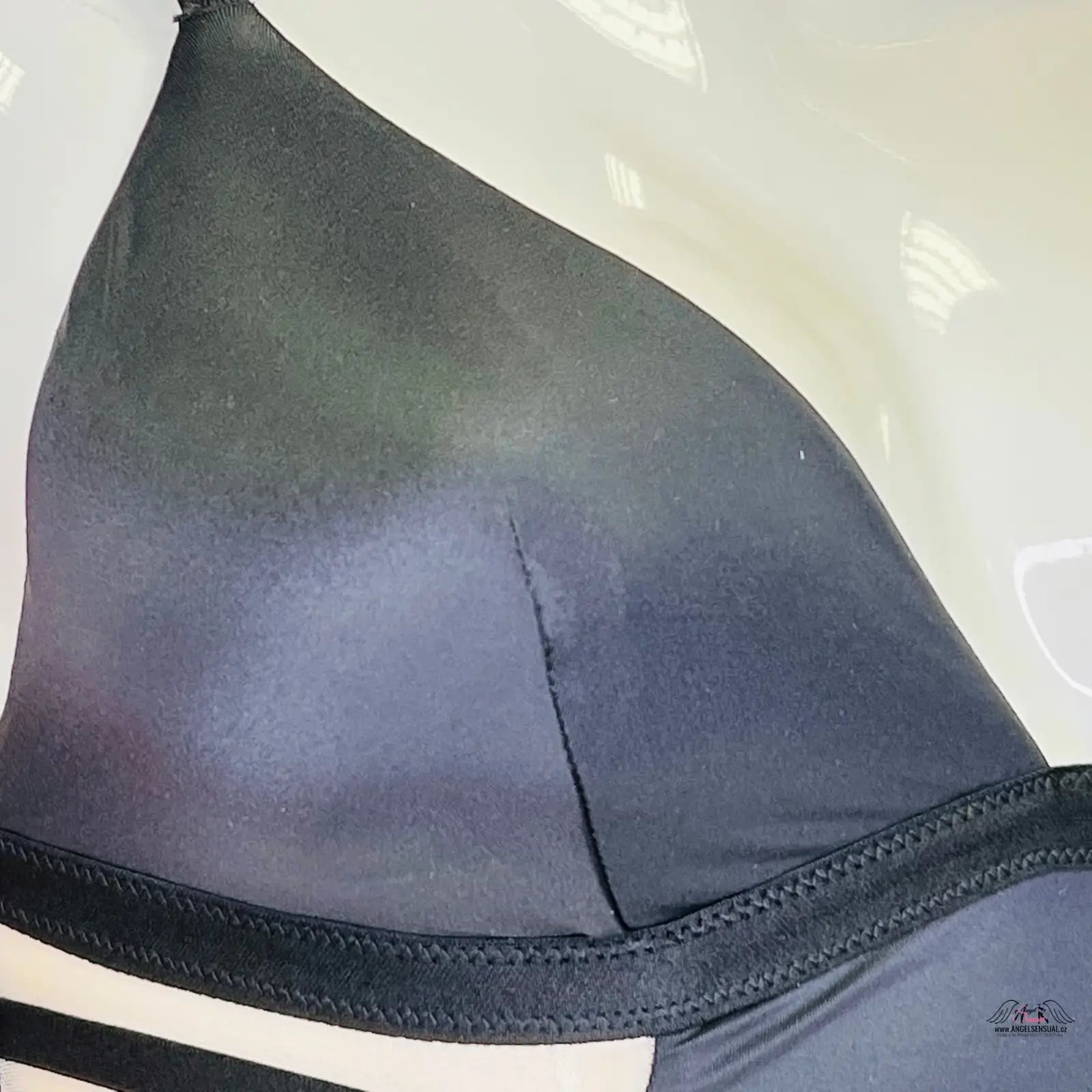 Detailní pohled na tmavě šedou nebo černou plavcovou čepici, ideální jako soft stretch bralette