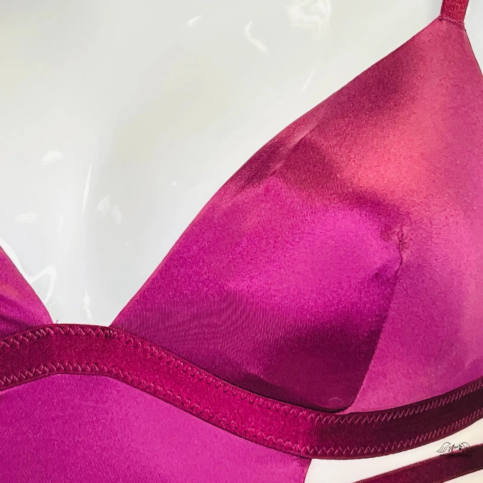 Jemná růžová podprsenka s viditelným švem a texturou, ideální jako soft stretch bralette
