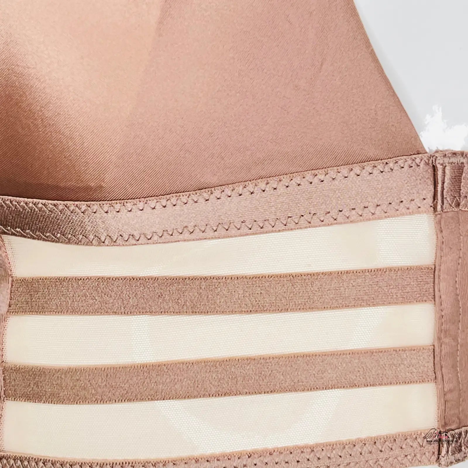 Beige a bílá pruhovaná bralette s krajkovým lemem, ideální jako soft stretch bralette