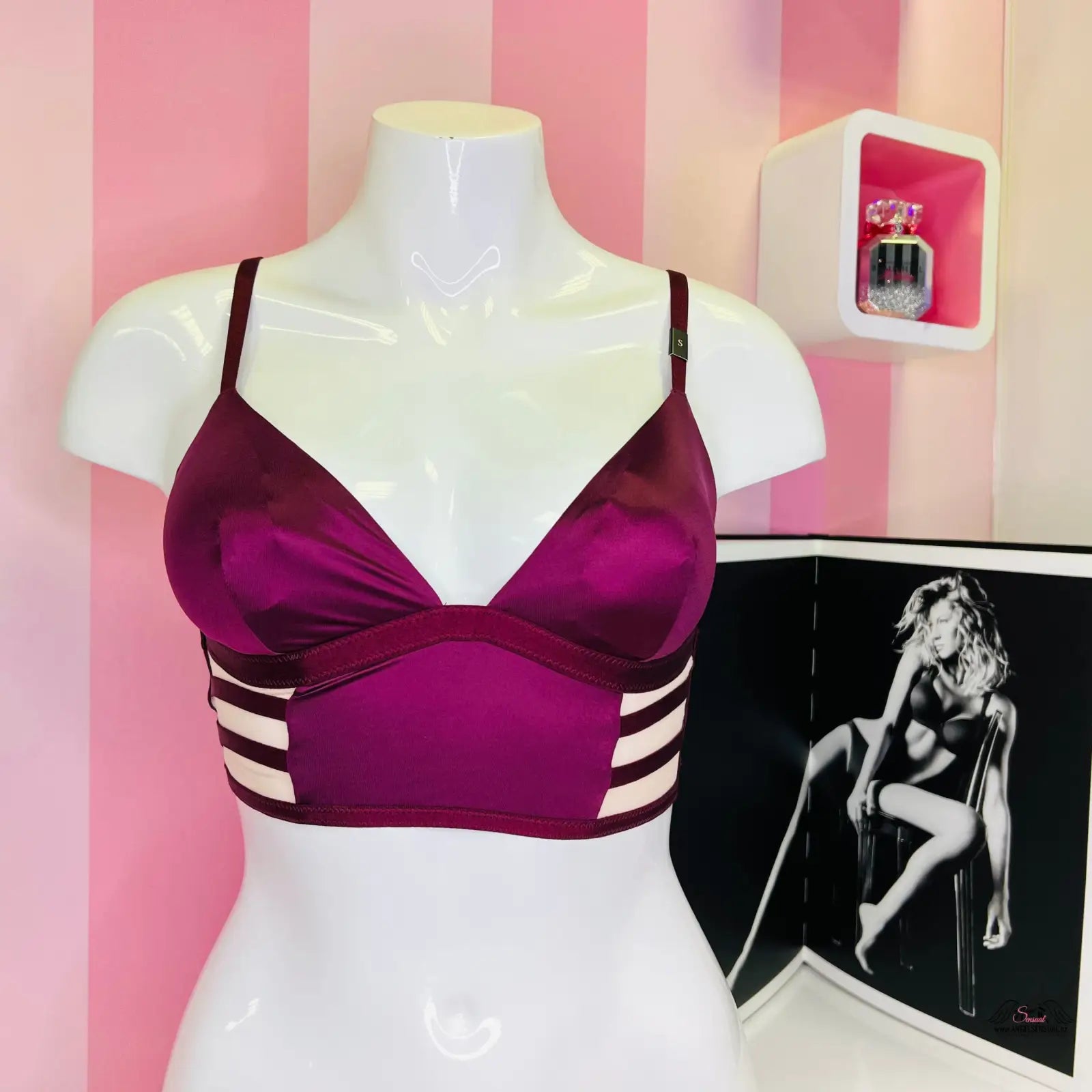 Purple saténová braletka Victoria’s Secret s elastickými stranami na bílém modelu