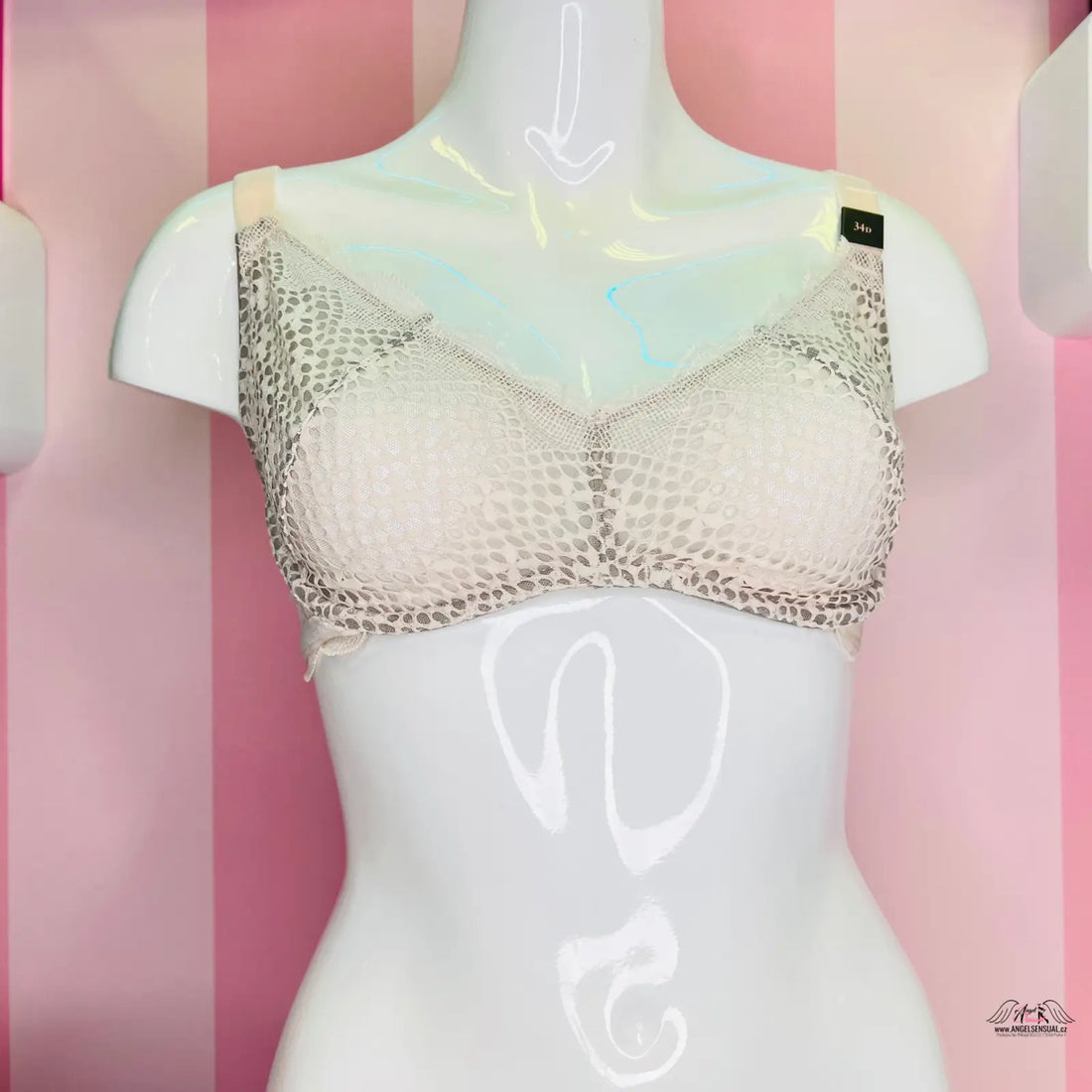 Síťovaná braletka Victoria’s Secret s flitry na figuríně, ideální pro apparel & accessories