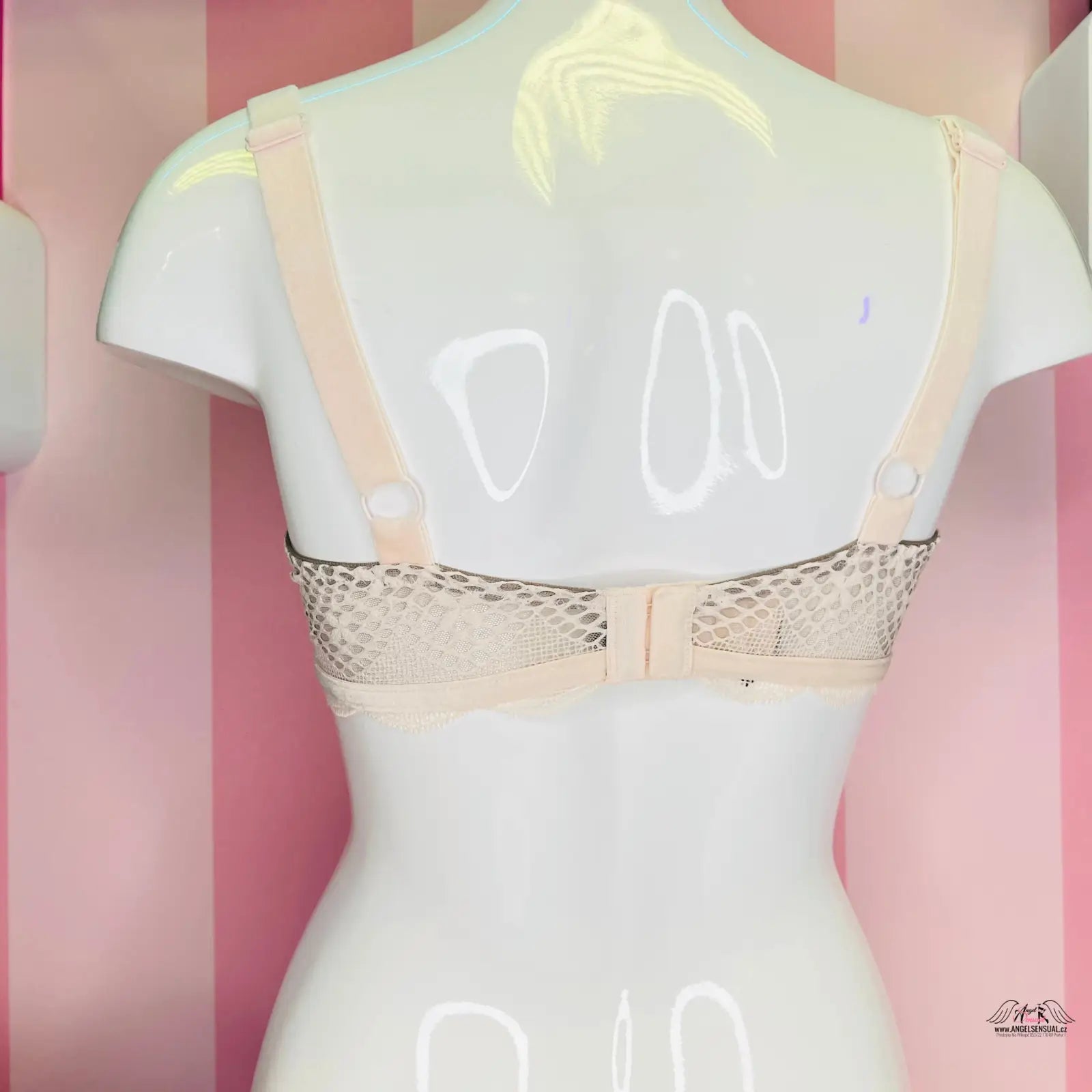 Bílý manekýn s béžovou síťovanou braletkou s krajkou od Victoria’s Secret