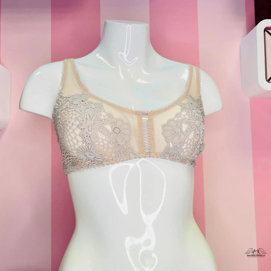 Lacy beige síťovaná braletka s bílými krajkovými detaily na bílém modelu