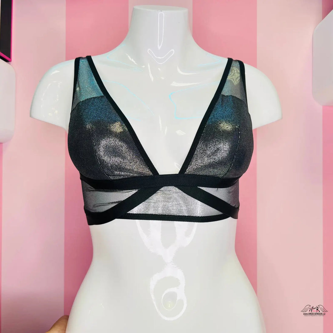 Manekýn s černou braletkou Victoria’s Secret s nastavitelnými popruhy a agent provocateur design