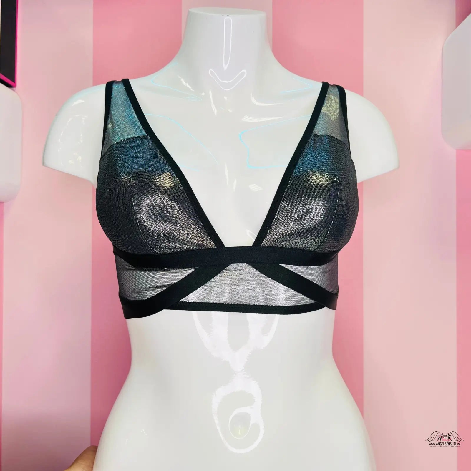 Manekýn s černou braletkou Victoria’s Secret s nastavitelnými popruhy a agent provocateur design