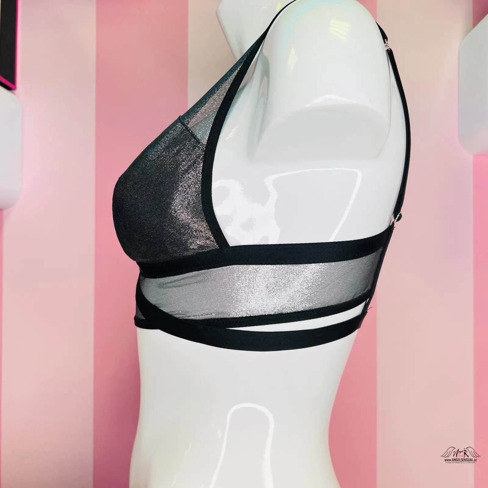 Manekýn s černou a stříbrnou braletkou Victoria’s Secret s nastavitelnými popruhy